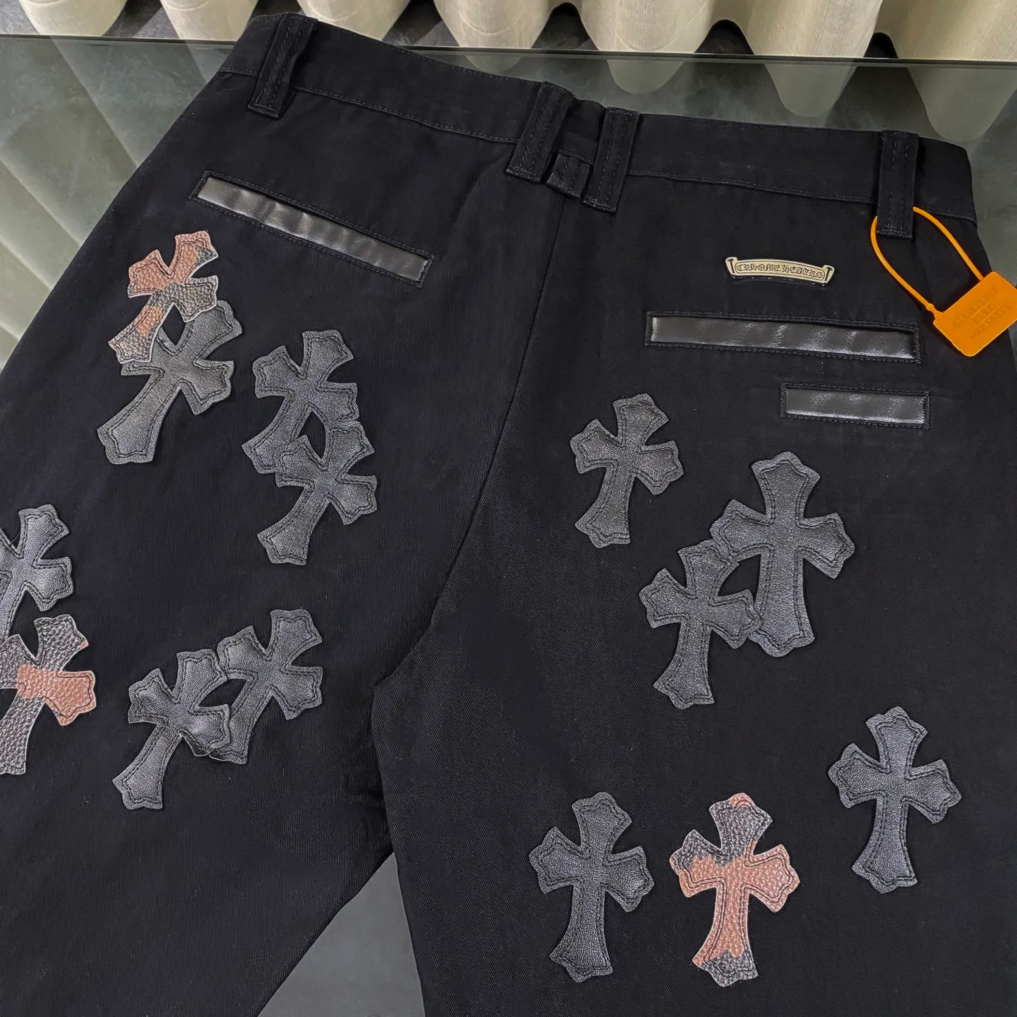 P260 chrome hearts camouflage cross patch leather black jeans vi Top heavy industry fashionable design] Consistent high street luxury style creation. Speaking of this style, the Zangyin family and GU family are definitely the leading representative brands. Especially the Zangyin family has really achieved a state-of-the-art effect in creating high street style. The unique washed material is used to create this style. The color system is quite eye-catching. After it is decorated with patchwork cross flowers, it cleverly highlights the charm of the brand. Secondly, this style uses classic The classic high-waist cutting design highlights the long legs and fashionable temperament of the upper body. The brand is highly recognizable and the slim fit configuration is more suitable for daily wear. It is a product that interprets personality, fashion, and specifications at a glance. This single product is enough to make any fan excited. It can be a white T-shirt for youthful preppy style, or a tight suspender for lady style. It has strong matching ability and can be easily controlled by men.  [Materials and craftsmanship] Needless to say, this point goes without saying. As an excellent craftsman brand, Zangyin’s requirements for details and craftsmanship are really perfect. The washed color of this model has gone through so many processes, not to mention the embellishment of denim appliques. It is also purely hand-made and sewn. Just like what they believe in, only hand-made things have soul and have the meaning of wear. A top-notch heavy-duty fashionable denim item, I look forward to your perfect interpretation! !  Size:28-36